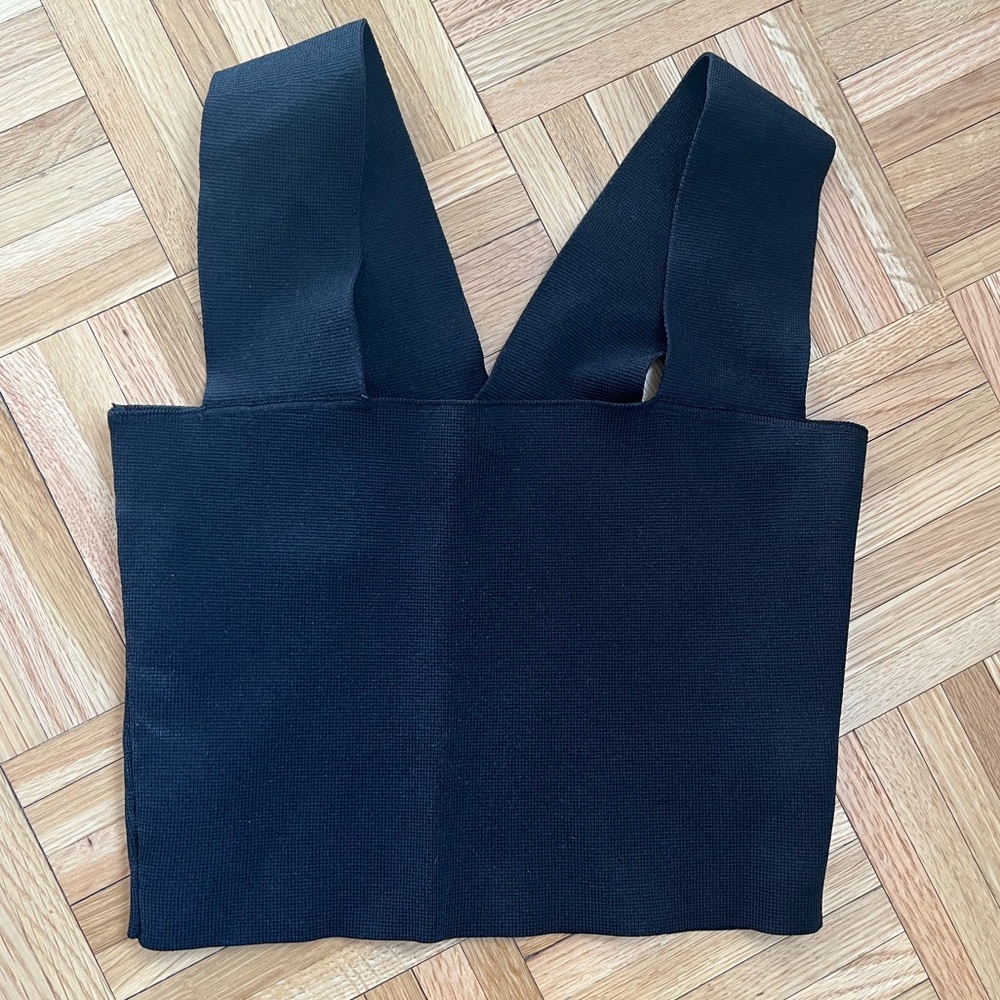 Seek bandage fit black top. One size- fits like a small/ medium.